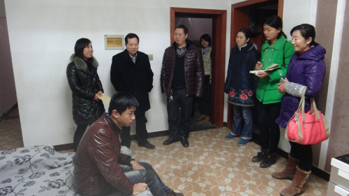 罗强秘书长深入天全县城厢镇西社区联系点看望慰问重建困难户