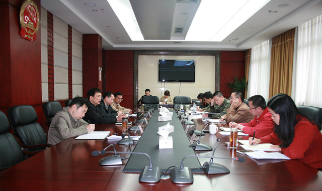 李伊林主持召开扶贫开发工作情况座谈会