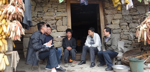 市人大常委会秘书长罗强在万坪村调研精准扶贫工作