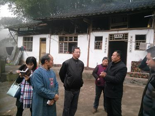 李荣副主任督查天全县城厢镇龙尾村脱贫攻坚工作