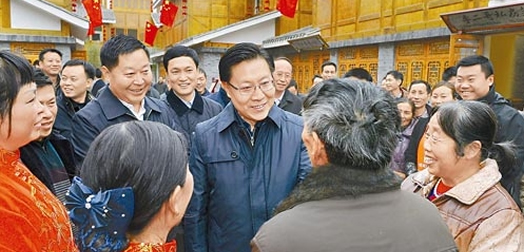 省重建委第七次全体会议在成都召开 奋力夺取芦山地震灾区恢复重建和全面小康双胜利 会前一天，王东明专程赴雅安检查指导灾后恢复重建工作
