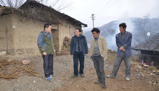 罗强在汉源县片马彝族乡万坪村开展“走基层、送温暖”活动