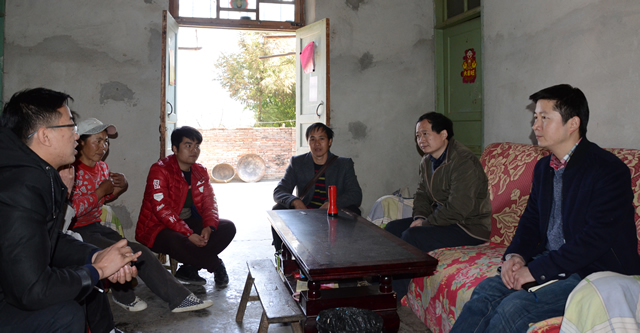 罗强在万坪村开展脱贫攻坚专项督导和调研指导工作