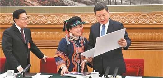 看到来自雅安的骆云莲代表现场展示的芦山灾区重建照片　总书记说：非常高兴，浴火重生!