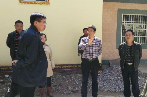 杨兴品调研民族乡新村建设
