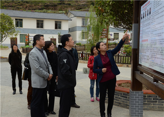 李伊林在石棉、汉源、荥经调研人大代表工作时要求人大代表要与群众建立良好的双向互动关系