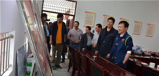 李伊林在汉源县开展脱贫攻坚督导调研和指导工作