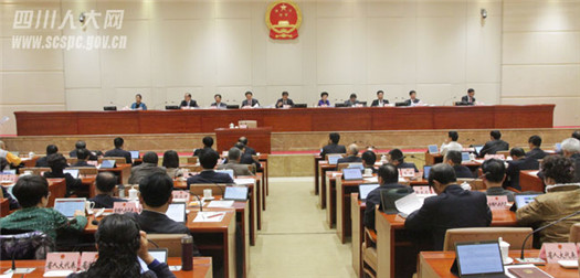 李伊林在省十二届人大常委会第三十七次会议上作交流发言