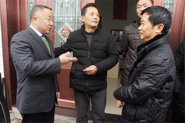 彭学松到名山慰问困难群众