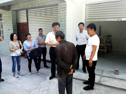 李伊林在永康村调研指导脱贫攻坚工作