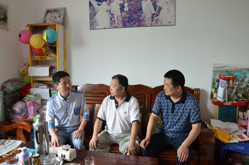 市人大机关党总支开展“七一”慰问困难党员活动