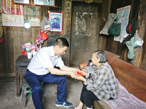 李勇深入荥经县天凤乡慰问困难老党员