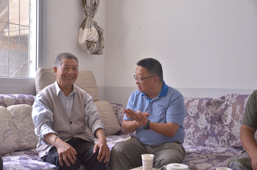 刘平到石棉县蟹螺乡慰问困难党员