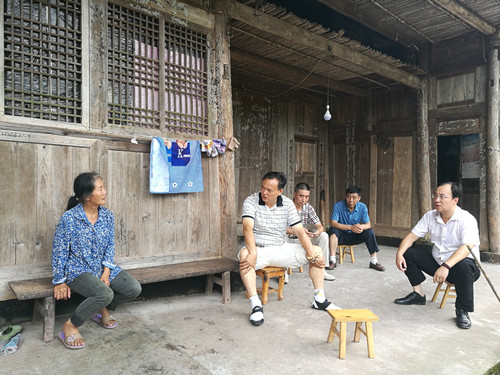 李毅到曹万村开展脱贫攻坚工作