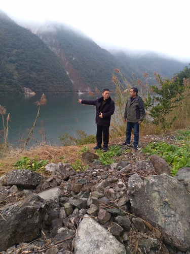 李勇到石棉县田湾河开展巡河工作