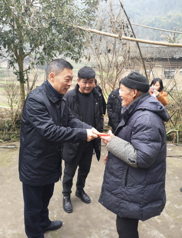 李勇到荥经开展“走基层、送温暖”活动