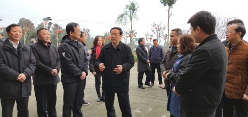 省人大常委会副主任侯晓春来雅调研时强调 全面深入实施乡村振兴战略推动农村产业兴旺生态宜居