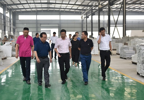 杨兴品到宝兴县开展联系帮扶工作