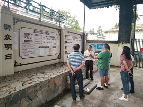 市人大社会建设委员会赴雨城区调研《四川省村务公开条例》贯彻落实情况