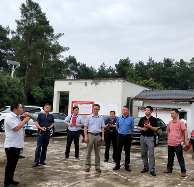 省人大常委会委员、教科文卫委副主任委员钟剑麟一行到名山调研