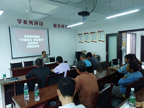 李毅到联系村宣讲“不忘初心、牢记使命”专题党课
