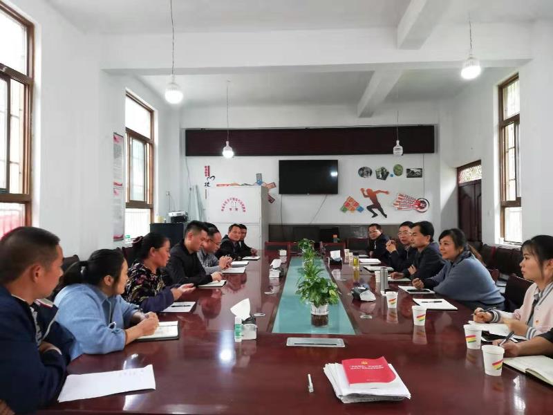 杨兴品赴宝兴县联系村讲主题教育党课并开展村级集体经济发展情况调研