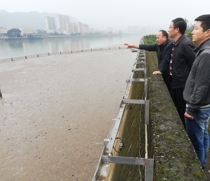 杨兴品调研通工小区“联包帮”工作和雨城湖鸟类保护情况