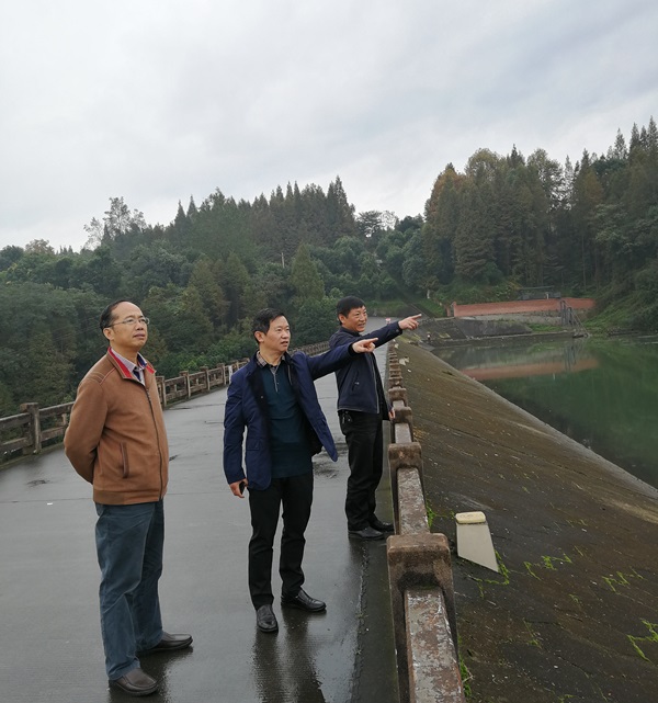 彭学松赴名山区开展百丈水库巡湖督导工作