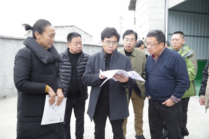 刘平一行到石棉县新民村“问诊把脉”村集体经济发展