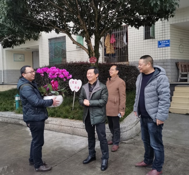 彭学松赴名山区开展走访慰问活动