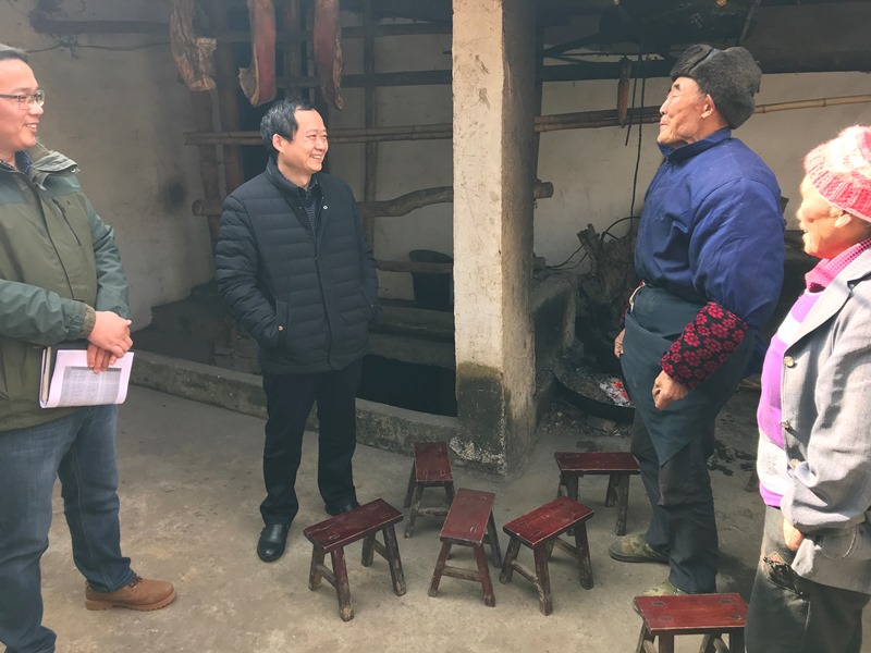市人大常委会机关赴汉源县片马彝族乡万坪村开展春节慰问活动