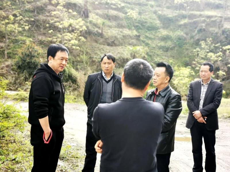 李伊林赴汉源检查督导脱贫攻坚和基层治理