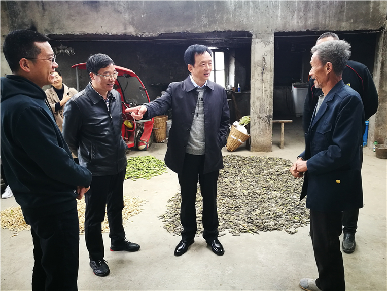 李伊林赴汉源县慰问困难群众并检查高标准农田项目建设
