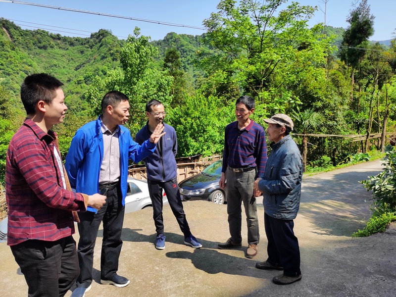 李勇到荥经县新添镇黄禄村督战脱贫攻坚工作