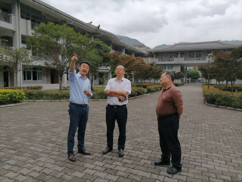 郑尚堃赴雨城区看望慰问联系人才