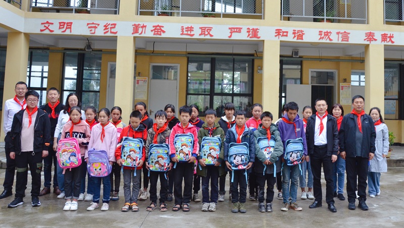 市人大常委会机关深入联系贫困村小学开展“六•一”慰问活动和调研脱贫攻坚工作情况