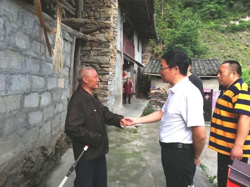 杨兴品到宝兴县开展代表“双走访”并调研相关工作