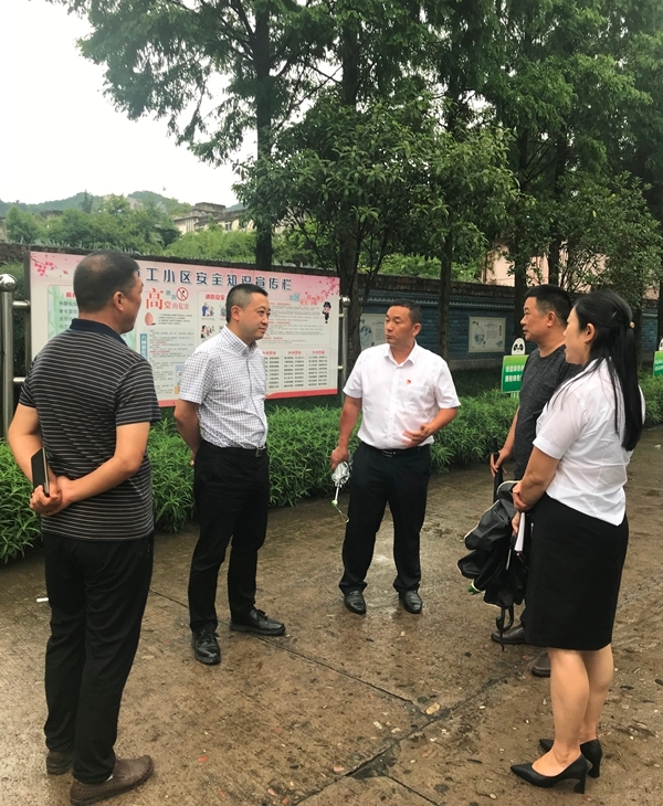 市人大常委会机关开展“七一”慰问联包帮通工小区困难党员活动