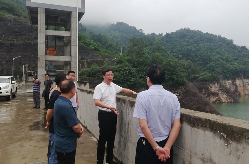杨兴品到汉源开展巡湖和基层人大工作调研