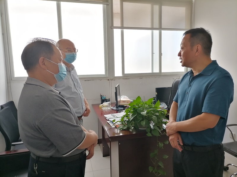 郑尚堃调研市中医院运行情况并看望慰问联系人才