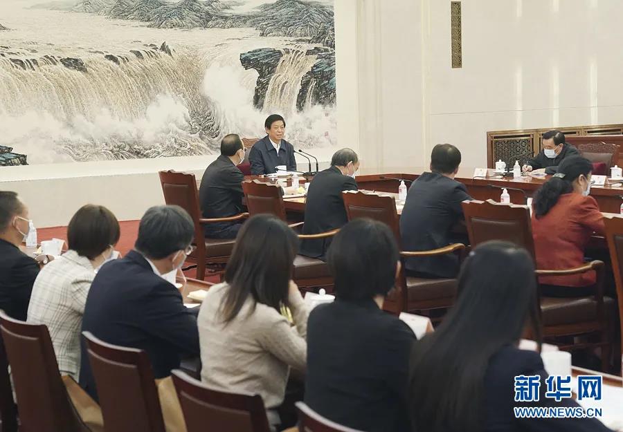 栗战书与常委会会议列席代表座谈时强调 把坚持人民至上、紧紧依靠人民、不断造福人民、牢牢植根人民的要求贯彻到代表履职全过程各方面
