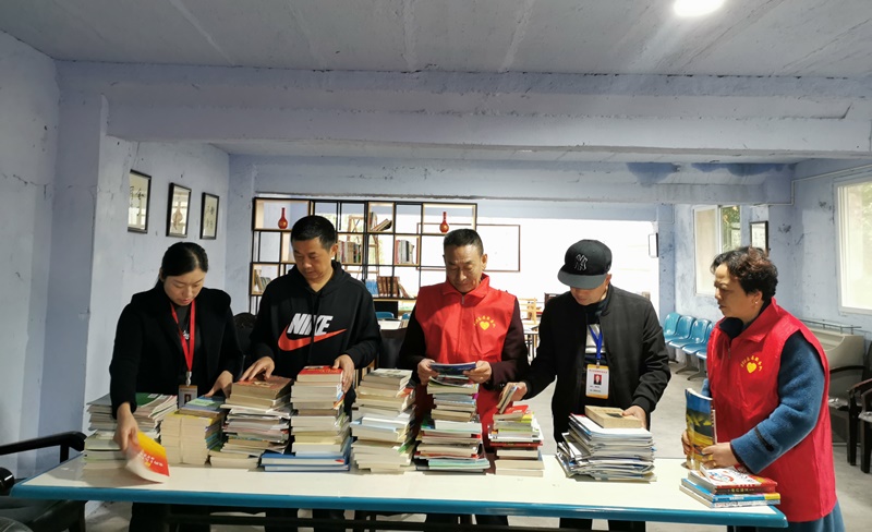 市人大机关开展“共建书香小区”捐书活动