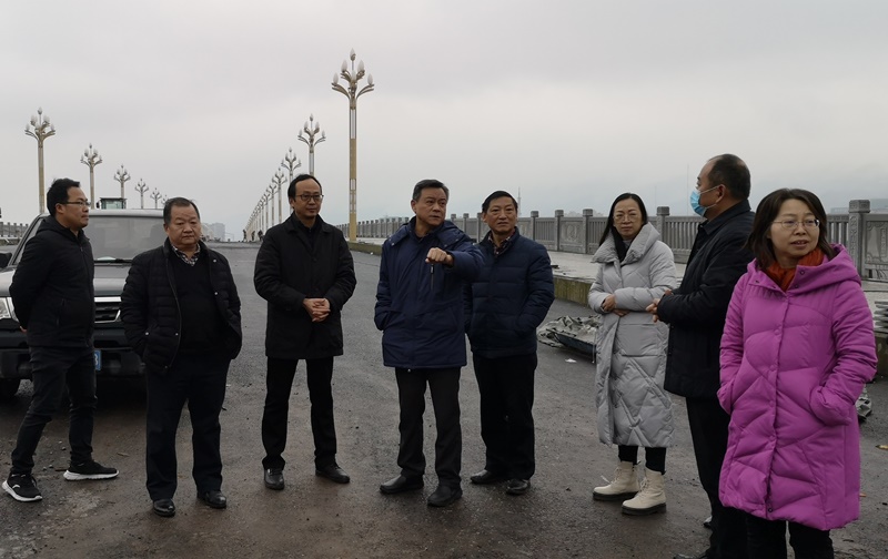 市人大常委会组织部分委员专题调研城市建设情况