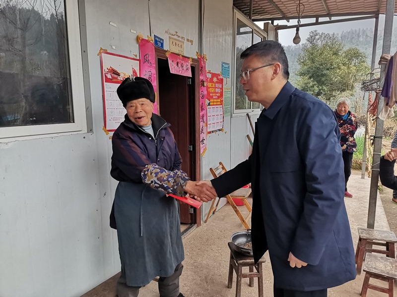 蔡军到芦山县开展节前走访慰问