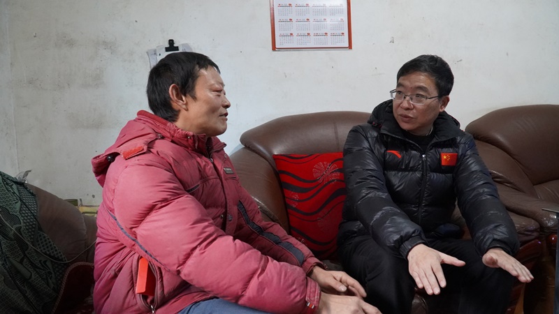 杨兴品走访慰问专家人才、困难群众