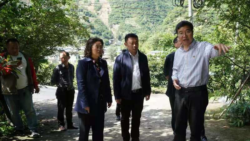 杨兴品赴宝兴调研联系帮扶工作
