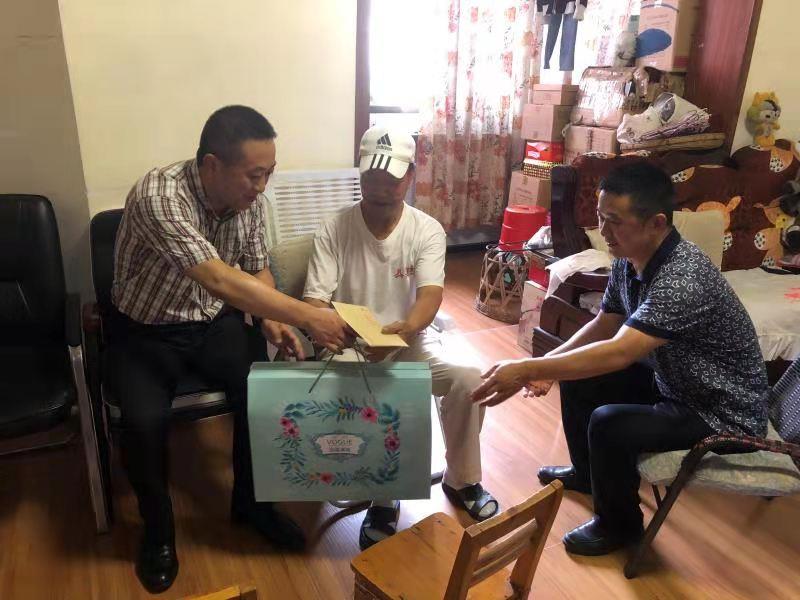 市人大常委会机关开展“七一”慰问“联包帮”通工小区困难党员活动