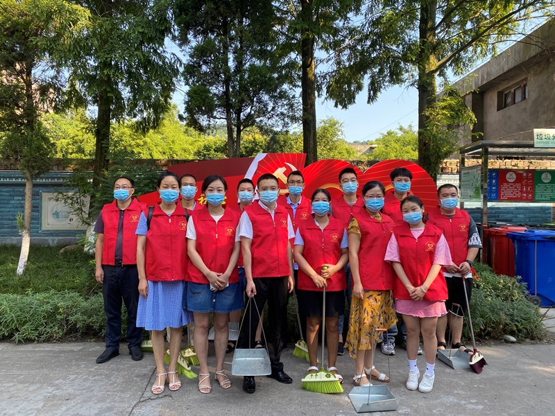 市人大常委会机关“红桥联心”党员志愿服务队赴“联包帮”通工小区开展“为民办实事”志愿服务活动