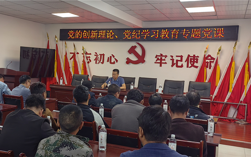 郑朝彬赴联系村讲党课