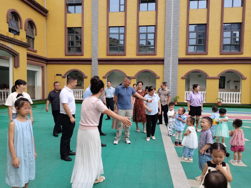 高福强到雨城区、经开区调研托育消费补贴工作